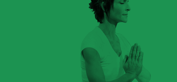 Kobieta ze złożonymi dłońmi