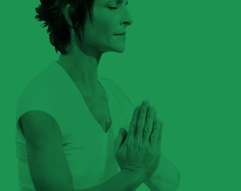 Kobieta ze złożonymi dłońmi